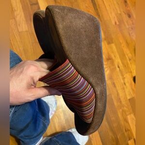 Donald j pliner Brown Suede wedge Shoes with stretch Multicolor Stripes size 8